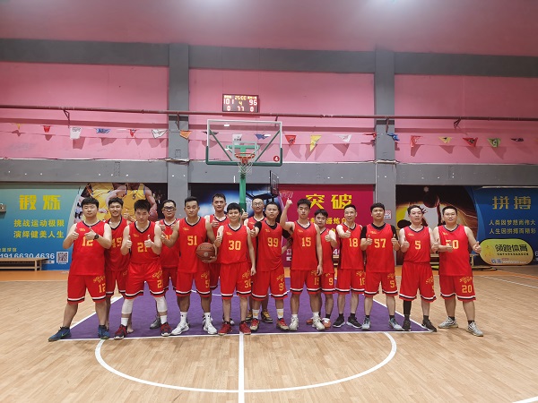 薩科微籃球隊合影.jpg